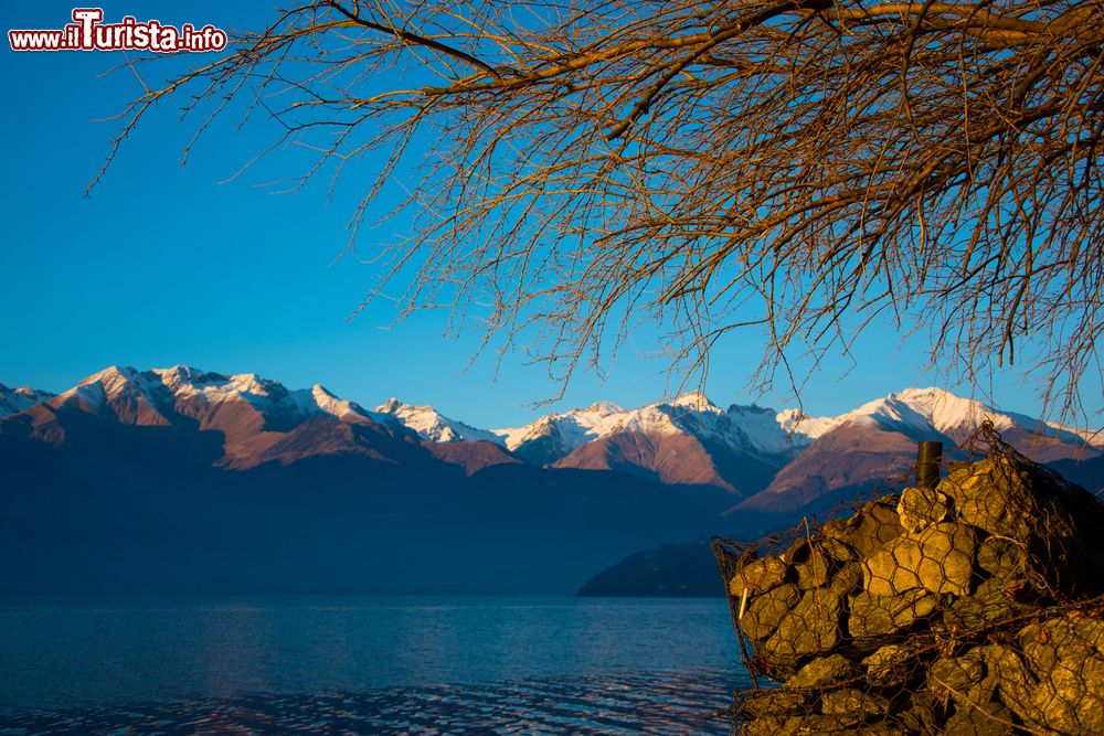 Immagine Vista invernale al tramonto dalla località di Dorio, sul lato nord-orientale del Lago di Como