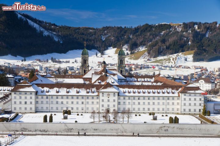 Immagine Uno dei più importanti esempi in Svizzera di arte rococò, la basilica mariana di Einsiedeln è una delle più importanti attrazioni del Canton Svitto - © Martin Lehmann / Shutterstock.com