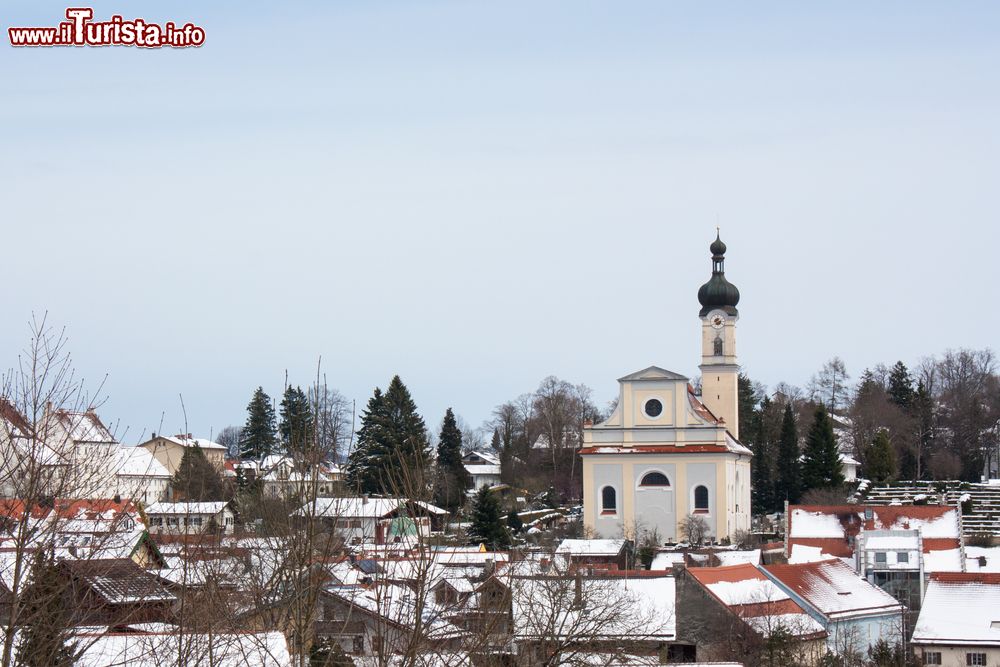 Immagine Vista invernale della chiesa di San Nicola a Murnau am Staffelsee