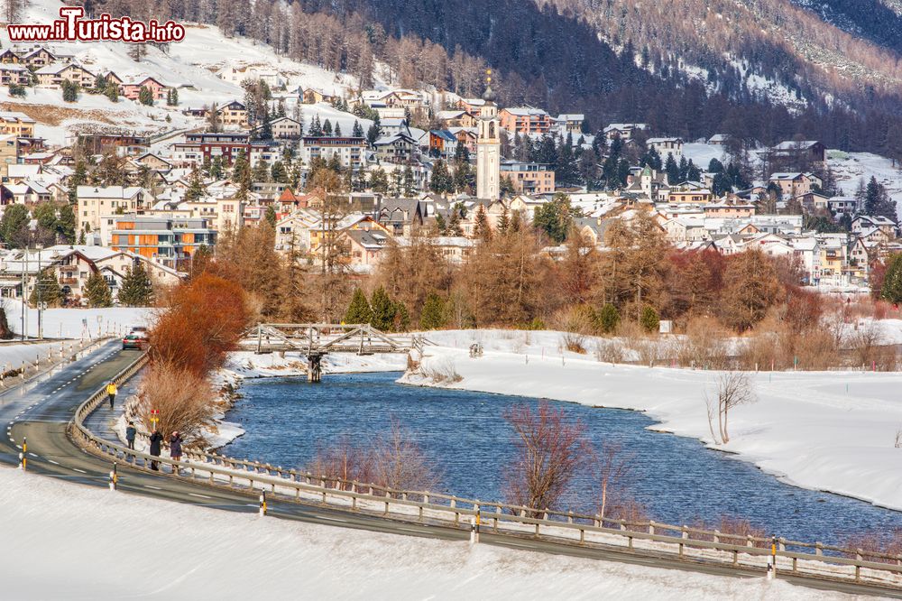 Immagine Vista invernale della cittadina di Samedan in Svizzera, Engadina