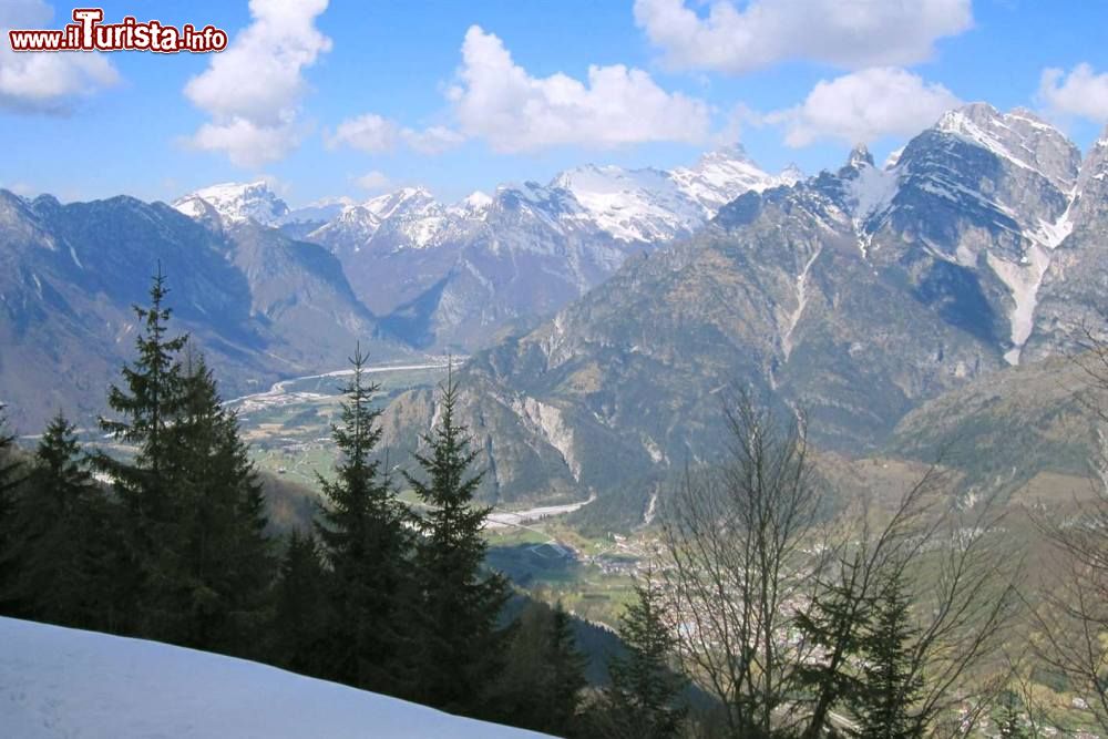 Immagine Vista invernale della piana di Claut in Friuli - © turismofvg.it