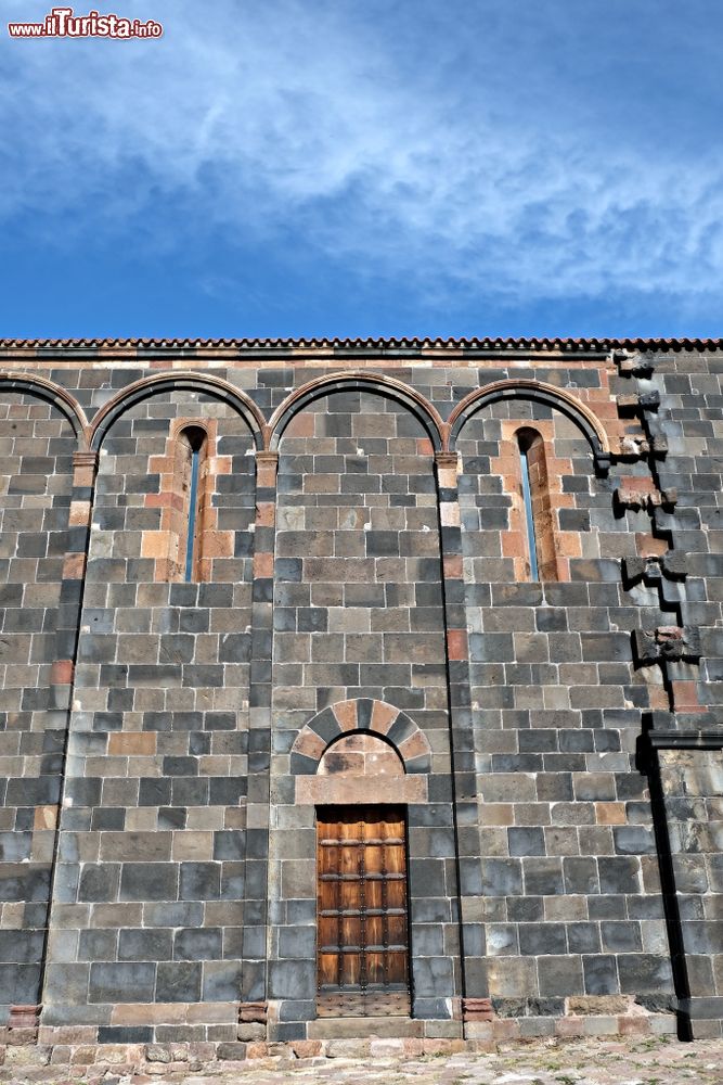Immagine Vista laterale della chiesa in pietra di San Nicola. Siamo ad Ottana in Barbagia, Sardegna