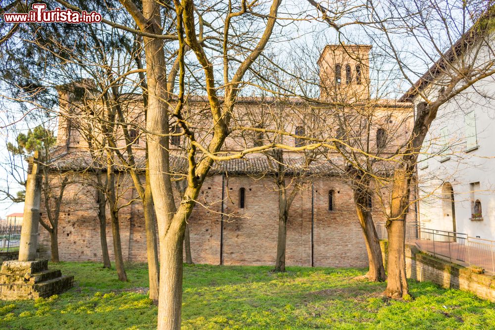 Immagine Vista laterale della pieve romanica di San pietro in Sylvis a Bagnacavallo