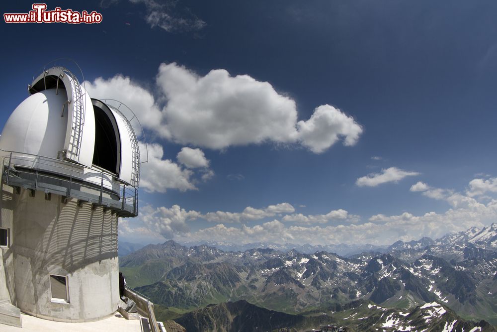 Immagine Vista mozzafiato sui Pirenei dal Pic du Midi de Bigorre, Francia, con la torre astronomica sulla sinistra.