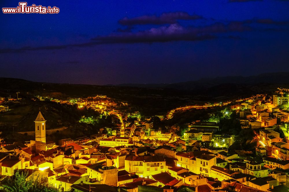 Immagine Vista notturna del Borgo di Bitti in Sardegna, siamo nella Barbagia (Nuoro).