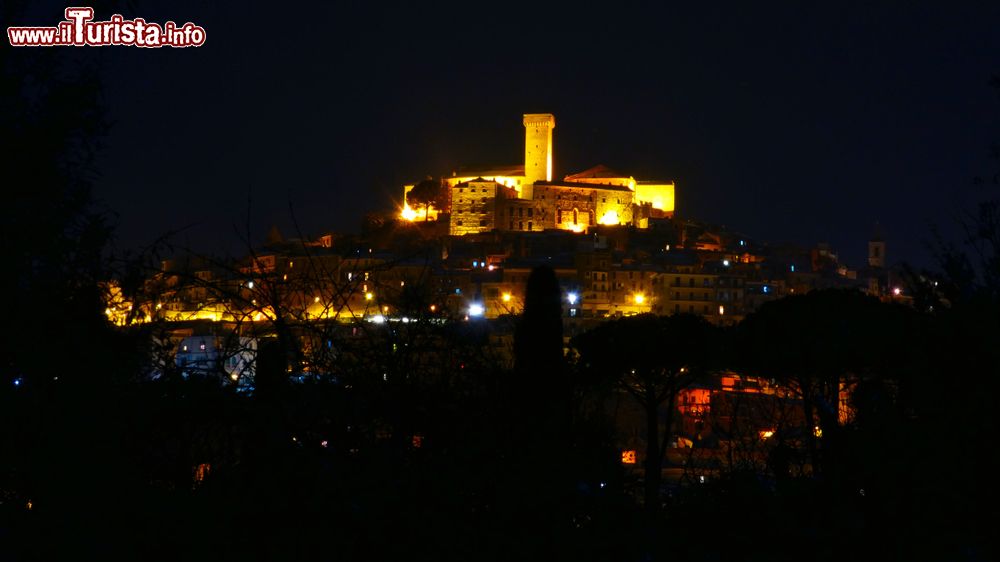 Immagine Vista notturna del borgo di Palombara Sabina nel nord del Lazio