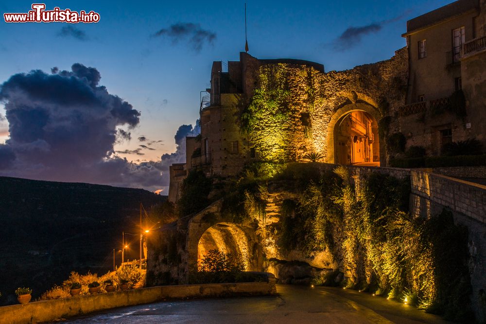 Immagine Vista notturna del borgo di Rometta in Sicilia, siamo in provincia di Messina