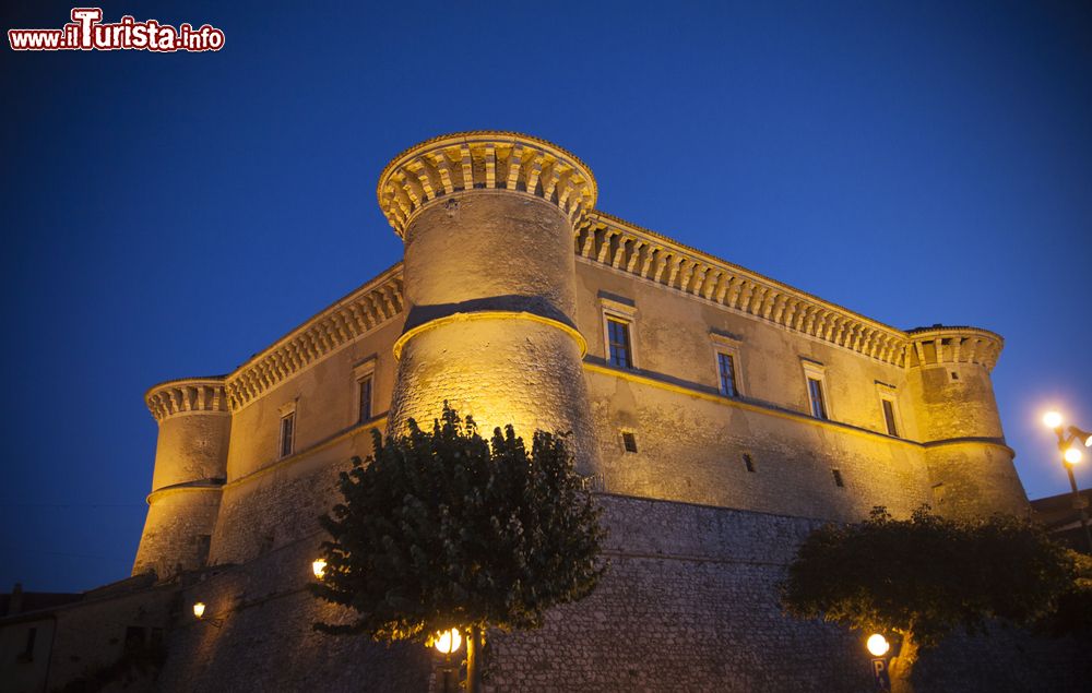 Immagine Vista notturna del Castello Doria Pamphili di Alviano in Umbria