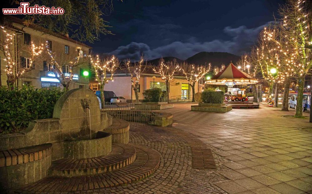 Immagine Vista notturna del centro di Arcidosso con le luminarie natalizie