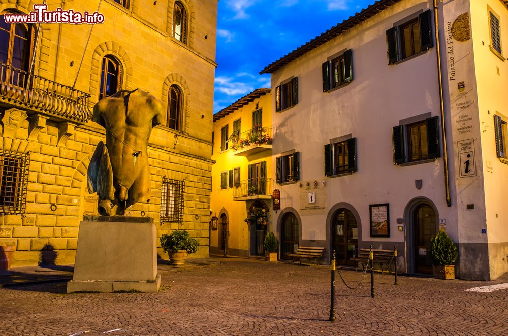 Immagine Vista notturna del centro storico di Greve in Chianti in Toscana