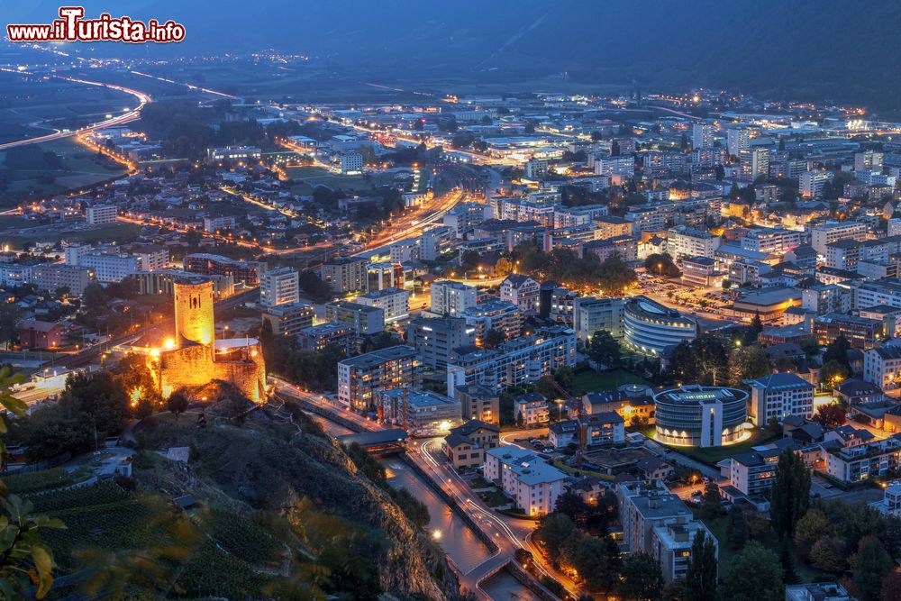 Immagine Vista notturna del Chateau de la Batiaz e la città di Martigny in Svizzera