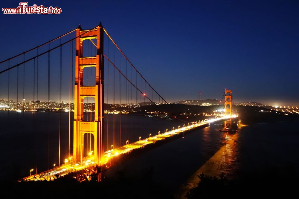 Immagine Vista notturna del Golden Gate Bridge una delle 10 cose da non perdere a San Francisco