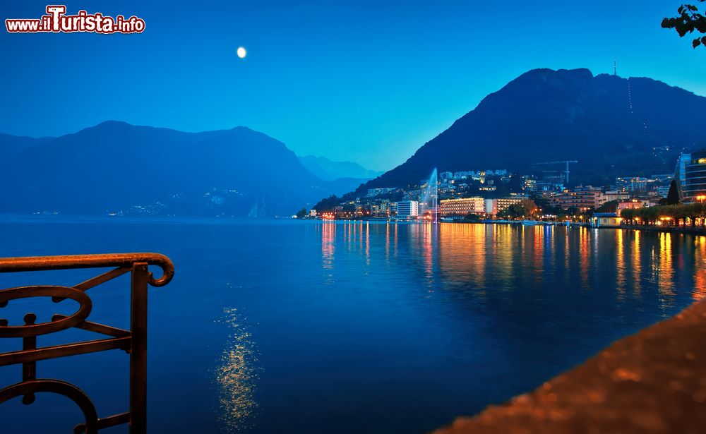 Immagine Vista notturna del lago di Lugano e la fontana di Lavena Ponte Tresa (Lombardia).