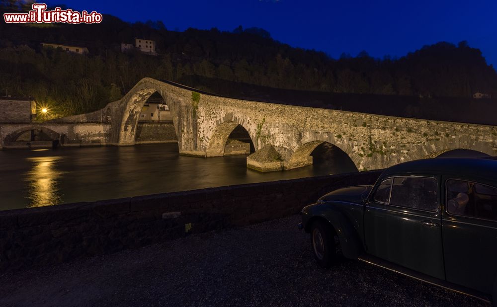 Immagine Vista notturna del Ponte della Maddalena di Borgo a Mozzano in provincia di Lucca, Toscana