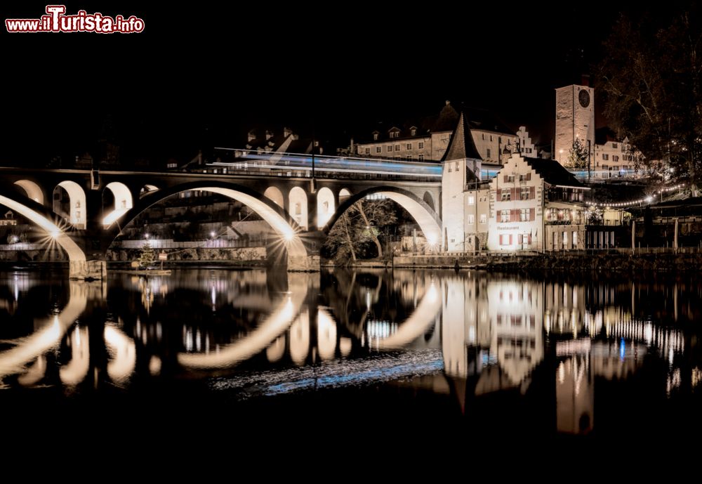 Immagine Vista notturna del ponte sullo Aare a Bremgarten in Svizzera