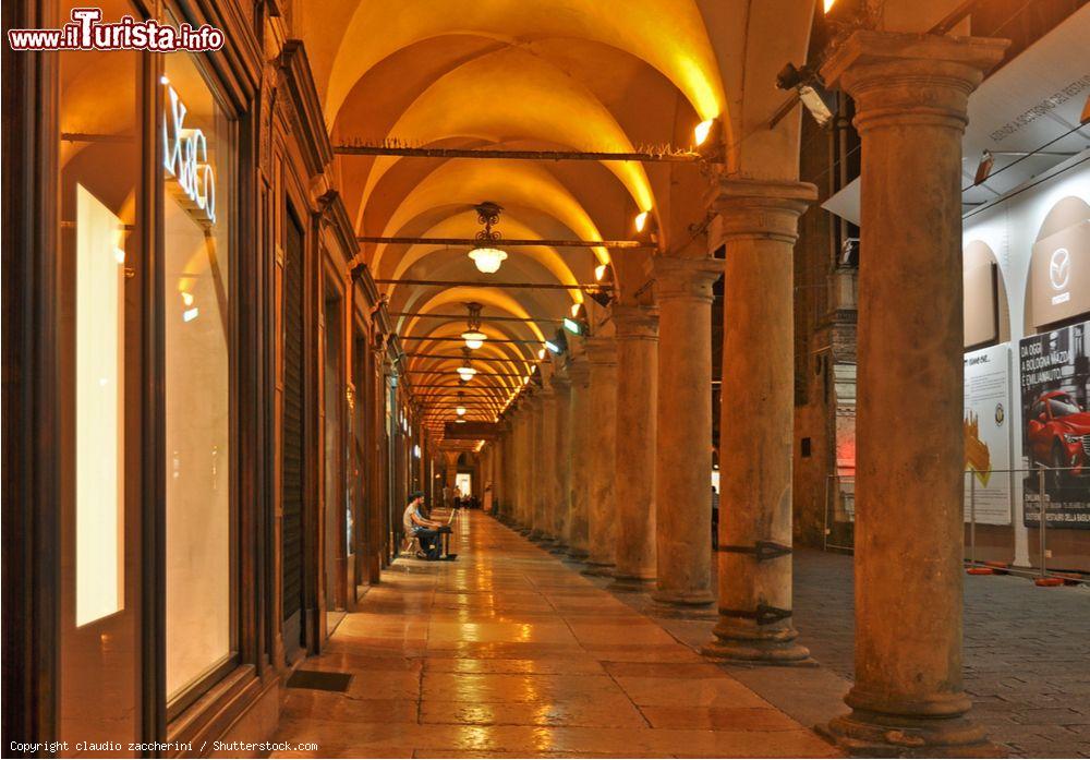 Immagine Vista notturna del Portico del Pavaglione in centro a Bologna - © claudio zaccherini / Shutterstock.com