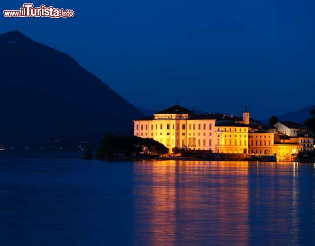Immagine Vista notturna dell'Isola Bella sul Lago Maggiore (Isole Borromee) - © Mostovyi Sergii Igorevich / Shutterstock.com