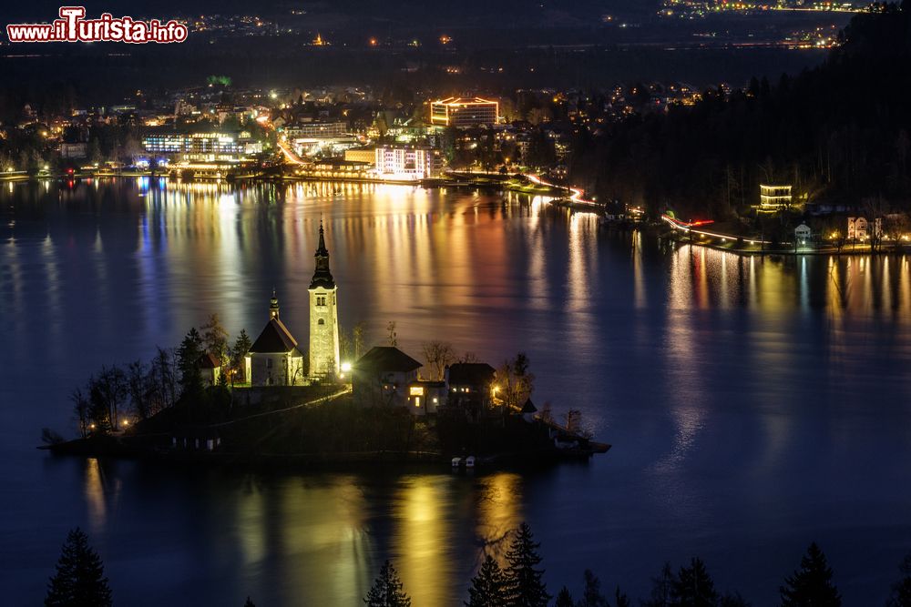 Immagine Vista notturna della chiesa del lago di Bled e della omonima cittadina della Slovenia