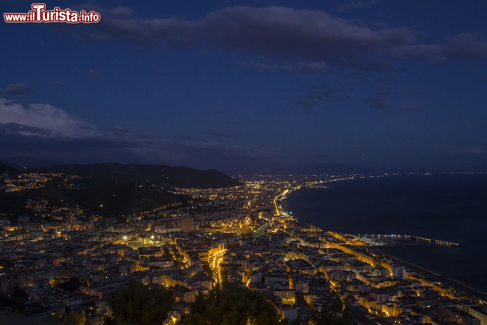 Immagine Vista notturna della città di Salerno in Campania