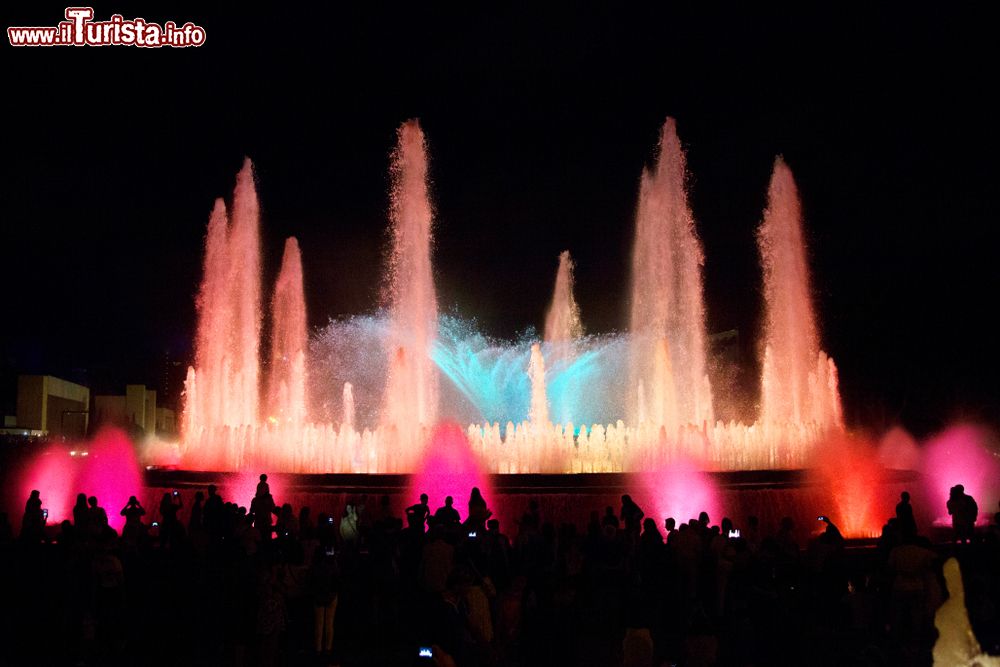 Immagine Vista notturna della Fontana Magica di Barcellona in Spagna