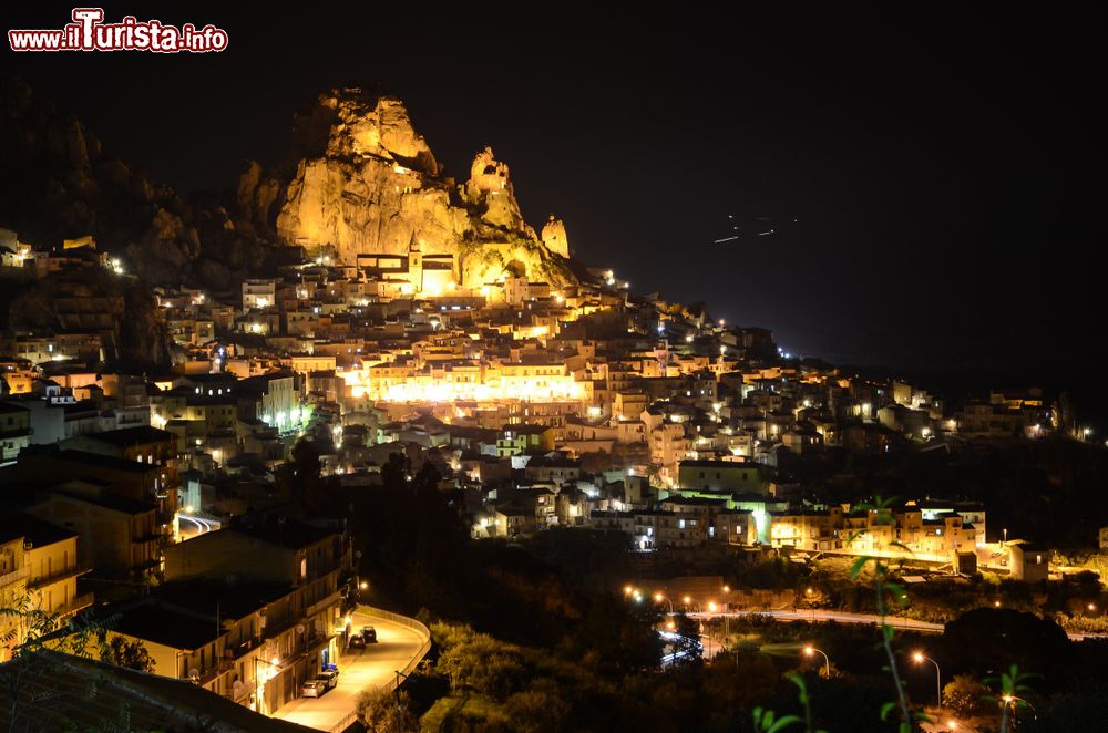 Immagine Vista notturna di Gagliano Castelferrato, borgo della provincia di Enna, in Sicilia