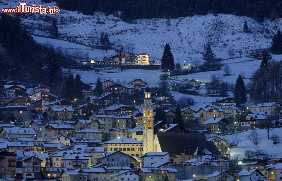 Immagine Vista notturna di Tesero con la neve in Val di Fiemme, Trentino - © www.visitfiemme.it