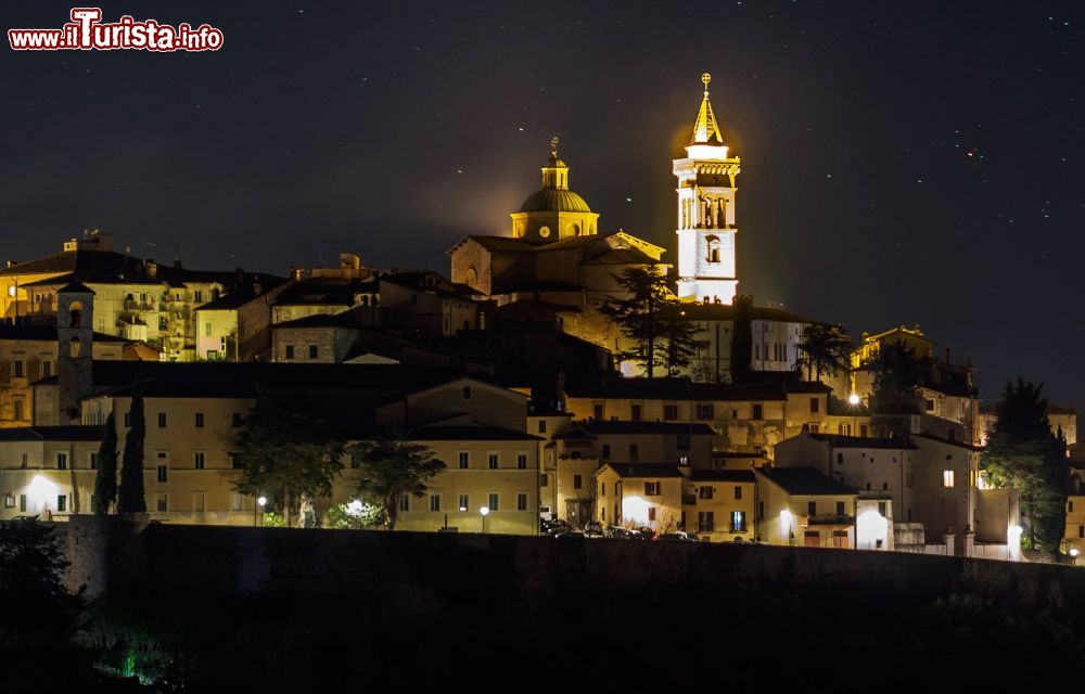 Immagine Vista Notturna di Trevi, borgo dell'Umbria. Immersa fra gli ulivi, Trevi conserva testimonianze romane come le possenti mura del I° secolo a.C. che circondano il centro abitato e anche medievali fra cui le varie porte che conferiscono a questa località un'atmosfera particolarmente affascinante.