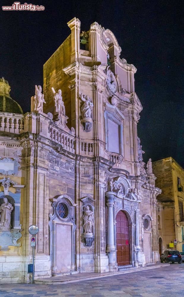 Immagine Vista notturna di un chiesa di Trapani, siamo nella Sicilia occidentale