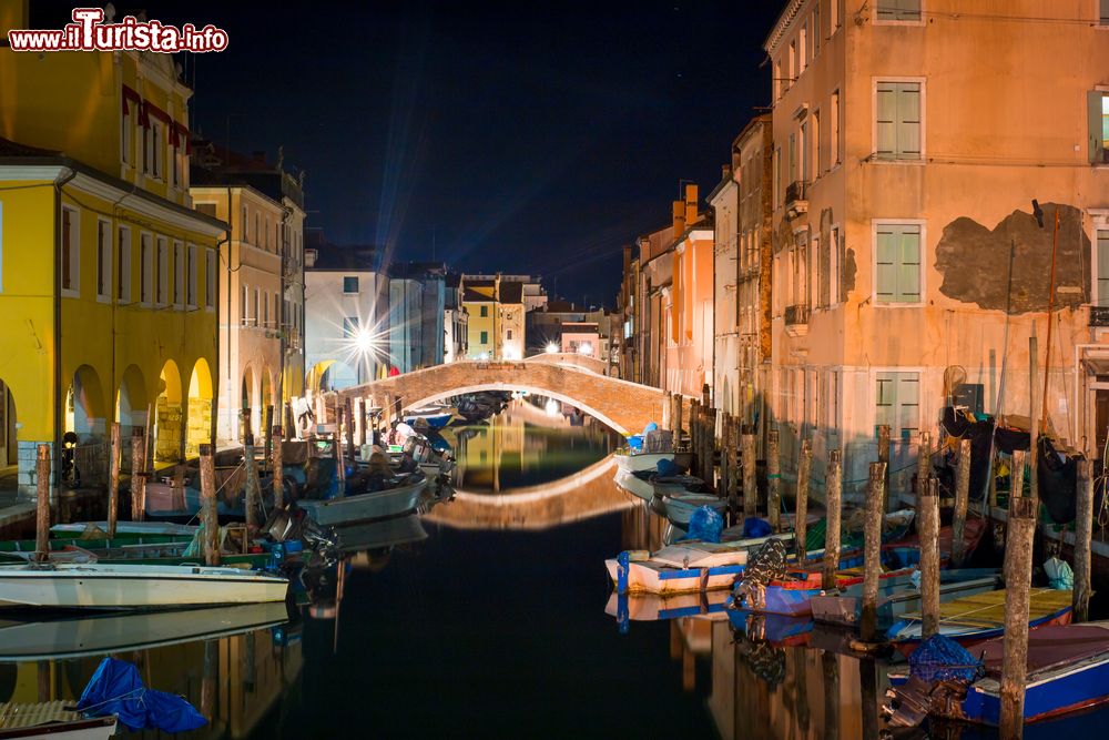 Immagine Vista notturna di uno dei canali di Chioggia nel Veneto