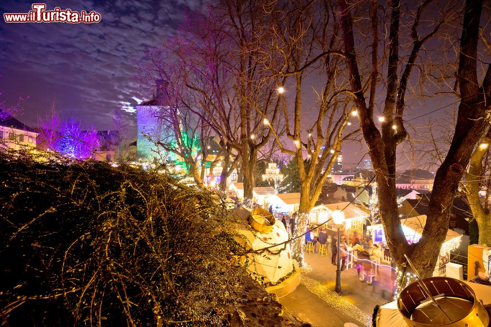 Immagine Vista notturna di Zagabria e i suoi mercatani di Natale