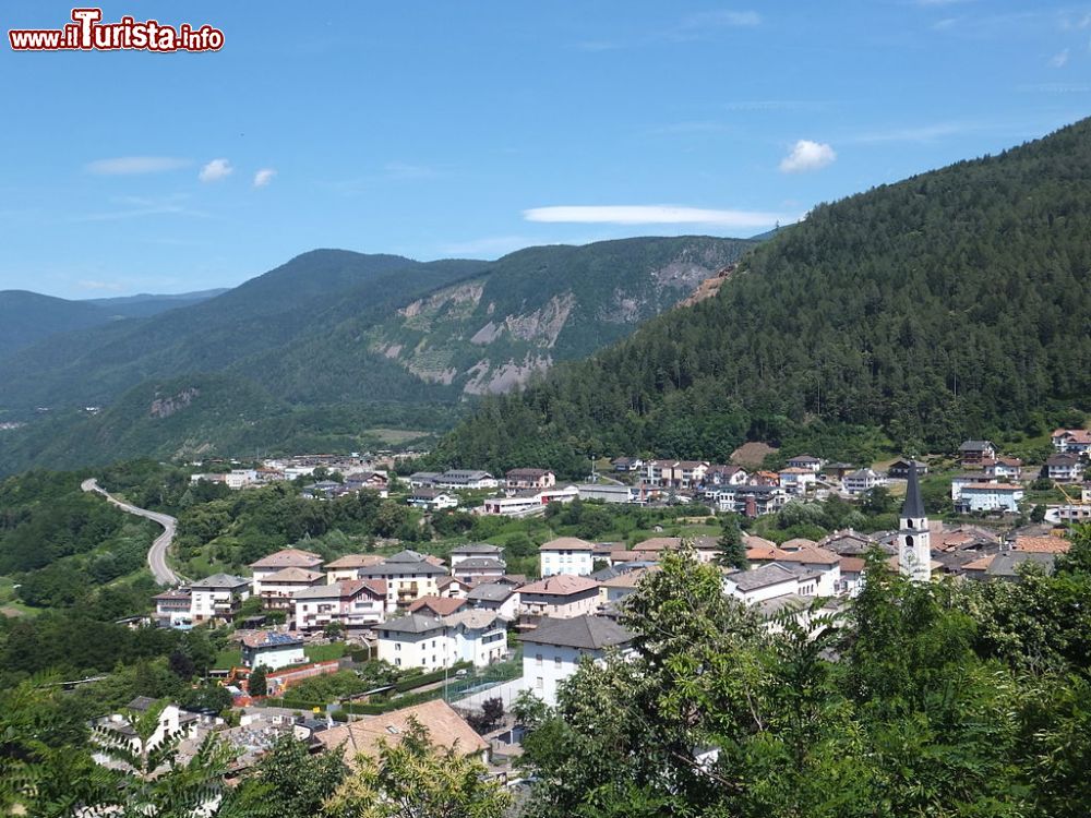 Immagine Vista panoramaica di Albiano tra le montagne del Trentino in Val di Cembra - © Syrio - CC BY-SA 4.0 - Wikipedia