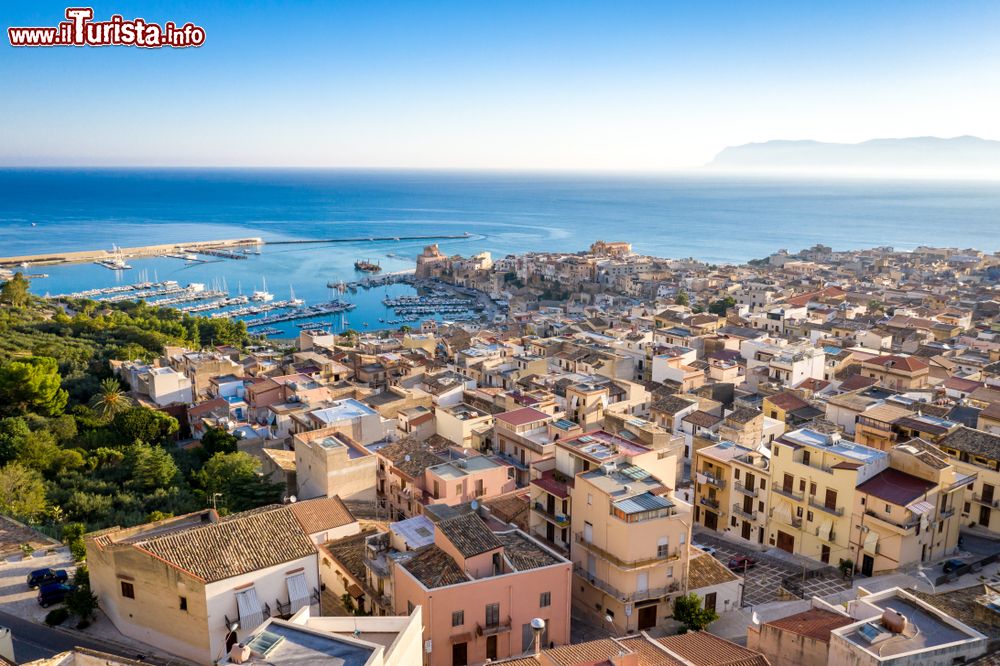 Immagine Vista panoramica al mattino del centro e del porto di Castellammare del Golfo in Sicilia