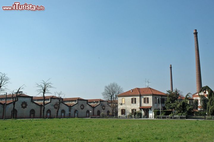 Immagine Scorcio del villaggio operaio di Crespi d'Adda: i capannoni del cotonificio - i capannoni a shed del cotonificio si susseguono lungo la via principale di Crespi d'Adda, villaggio operaio costruito secondo i canoni architettonici dettati dal Neodecadentismo autriaco e dall'Art Nouveau, per gli operai e le loro famiglie