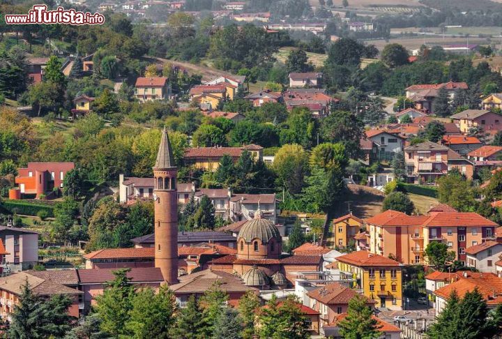 Immagine Vista panoramica del centro di Alba, Piemonte, Italia. Una bella immagine di questa cittadina in provincia di Cuneo famosa in tutto il mondo per il vino, il tartufo bianco e la Nutella - © Rostislav Glinsky / Shutterstock.com