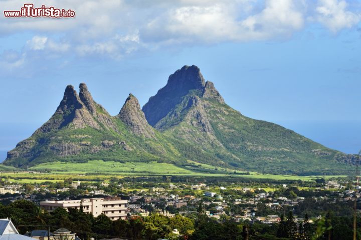 Immagine Vista panoramica da Curepipe, Mauritius. Scorcio fotografico sui monti Trois Mamelles dall'alto della città di Curepipe - © Oleg Znamenskiy / Shutterstock.com