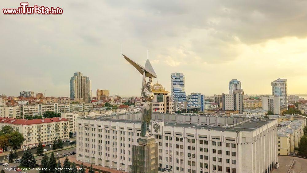 Immagine Vista panoramica dall'alto del Monumento alla Gloria nella città di Samara, Russia. Samara è considerata la città dei record: qui si trovano infatti il lungofiume più esteso di Russia e la più grande piazza d'Europa - © Maykova Galina / Shutterstock.com