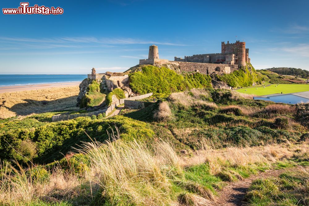 Immagine Vista panoramica del Bamburgh Castle lungo la costa del Northumberland vicino alla Scozia