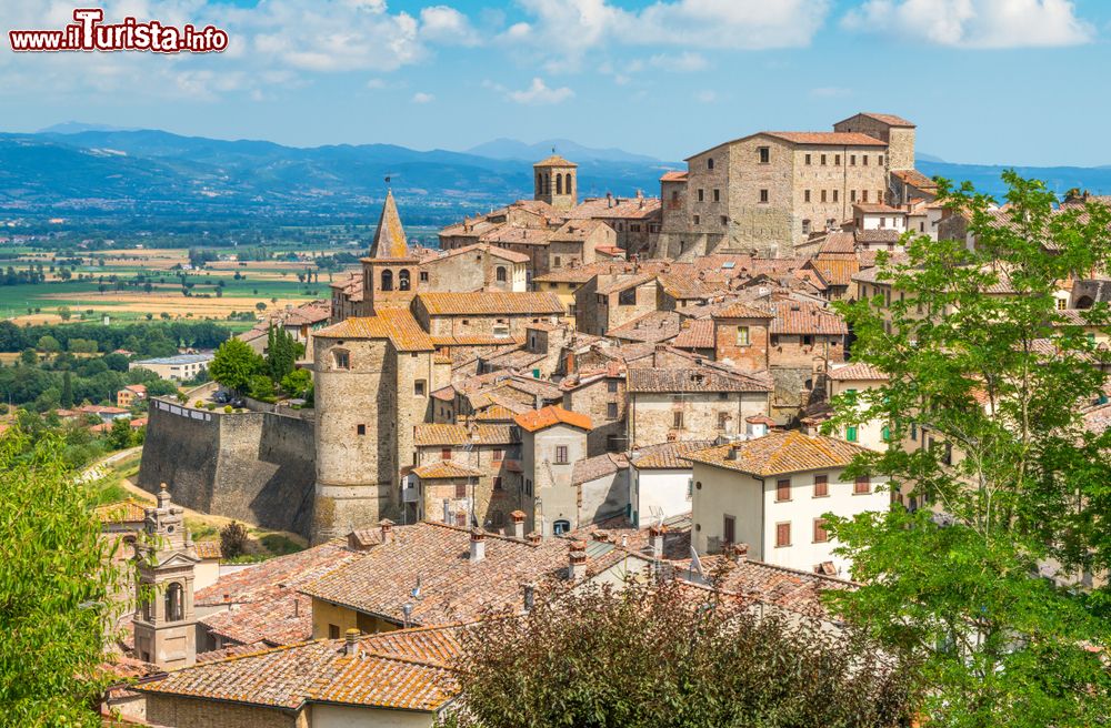 Immagine Vista panoramica del borgo antico di Anghiari in provincia di Arezzo in Toscana
