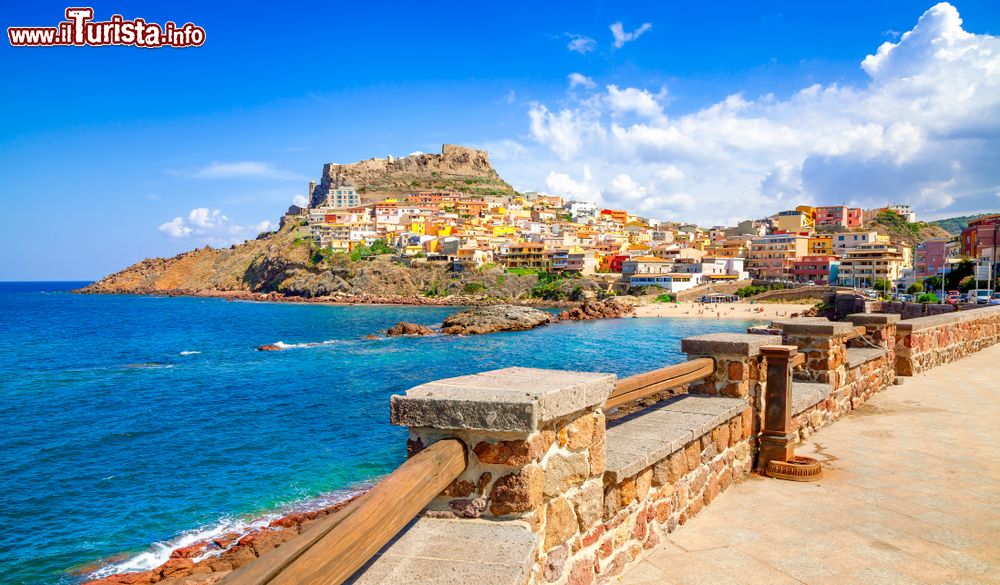 Immagine Vista panoramica del borgo costiero di Castelsardo in Sardegna