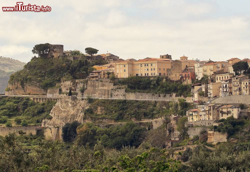 Immagine Vista panoramica del borgo di Castroreale in Sicilia