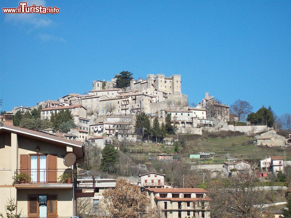 Immagine Vista panoramica del borgo di Collalto Sabino nel Lazio - © altotemi, CC BY-SA 2.0, Wikipedia