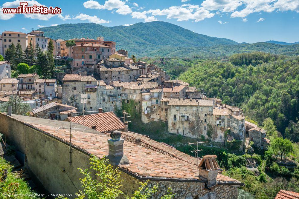 Immagine Vista panoramica del borgo di Poggio Moiano, siamo in provincia di Rieti nel Lazio - © Stefano_Valeri / Shutterstock.com