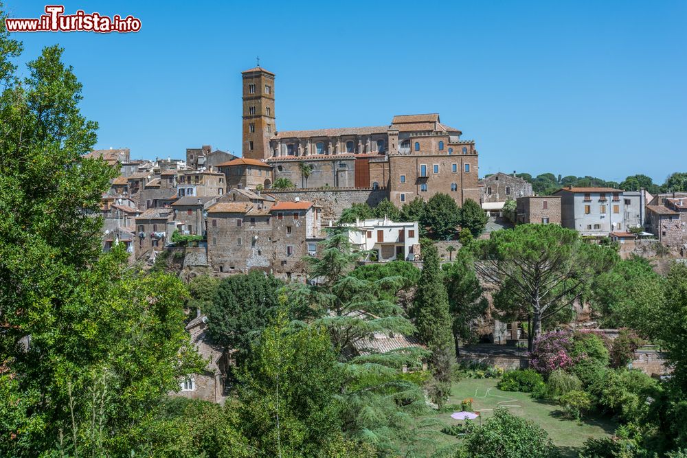 Immagine Vista panoramica del borgo di Sutri nel Lazio