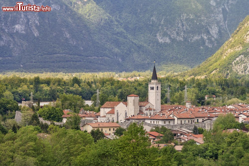 Immagine Vista panoramica del borgo di Venzone in Friuli