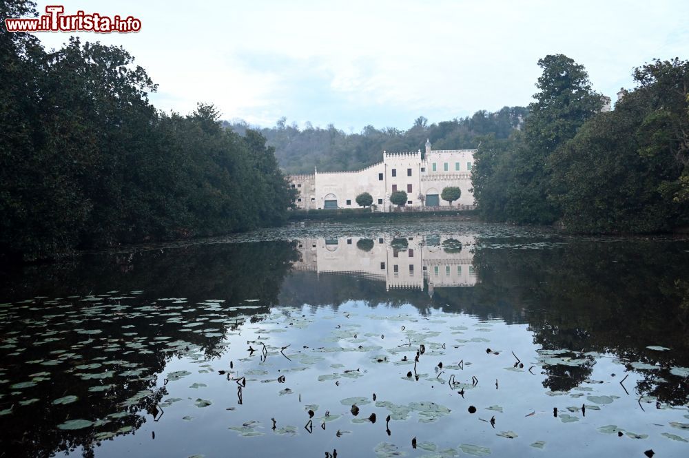 Immagine Vista panoramica del Castello Catajo sui Colli Euganei in Veneto