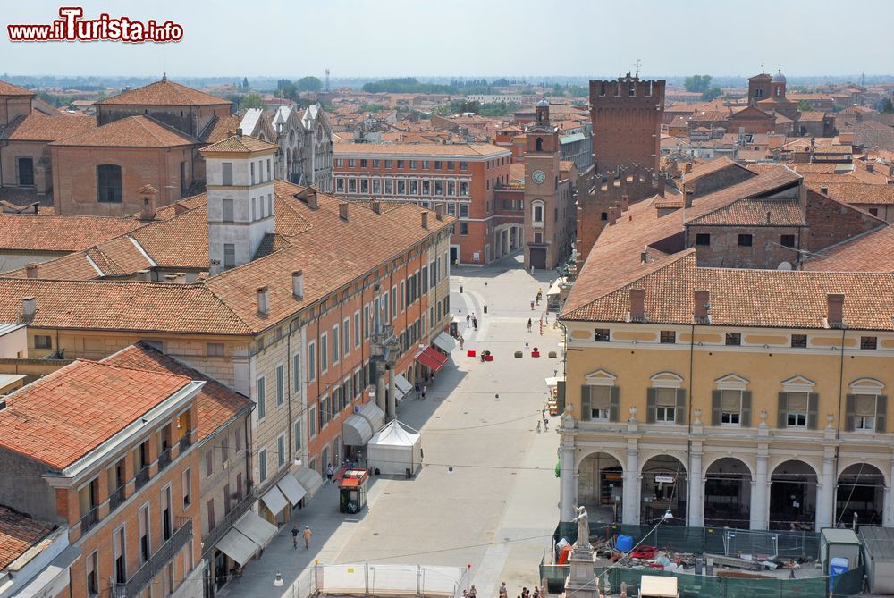 Immagine Vista panoramica del centro storico di Ferrara fotografato da Palazzo Giulio d'Este.