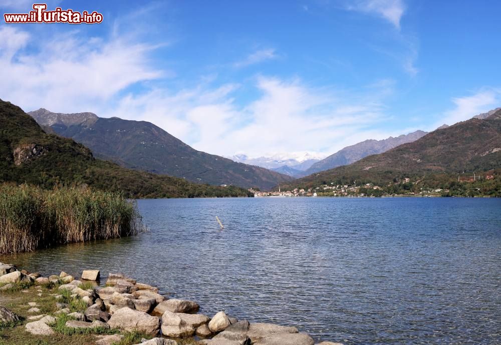 Immagine Vista panoramica del lago di Mergozzo, Piemonte. Situato nelle Alpi Lepontine, questo specchio lacustre è il quarto per estensione della regione.