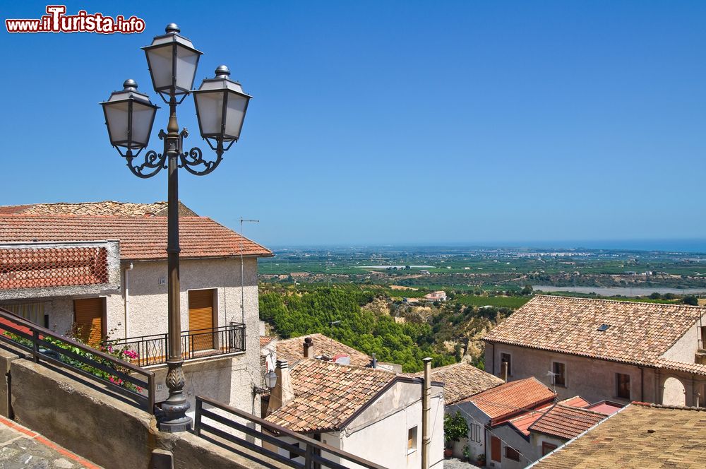 Immagine Vista panoramica della pianura costiera e del Mar Ionio dal borgo di Rocca Imperiale (Cosenza).