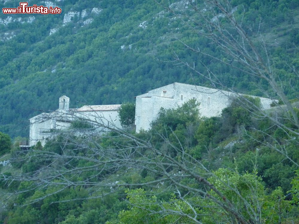 Immagine Vista panoramica del Monastero fortezza di Santo Spirito ad Ocre - © Pietro - CC BY-SA 4.0, Wikipedia