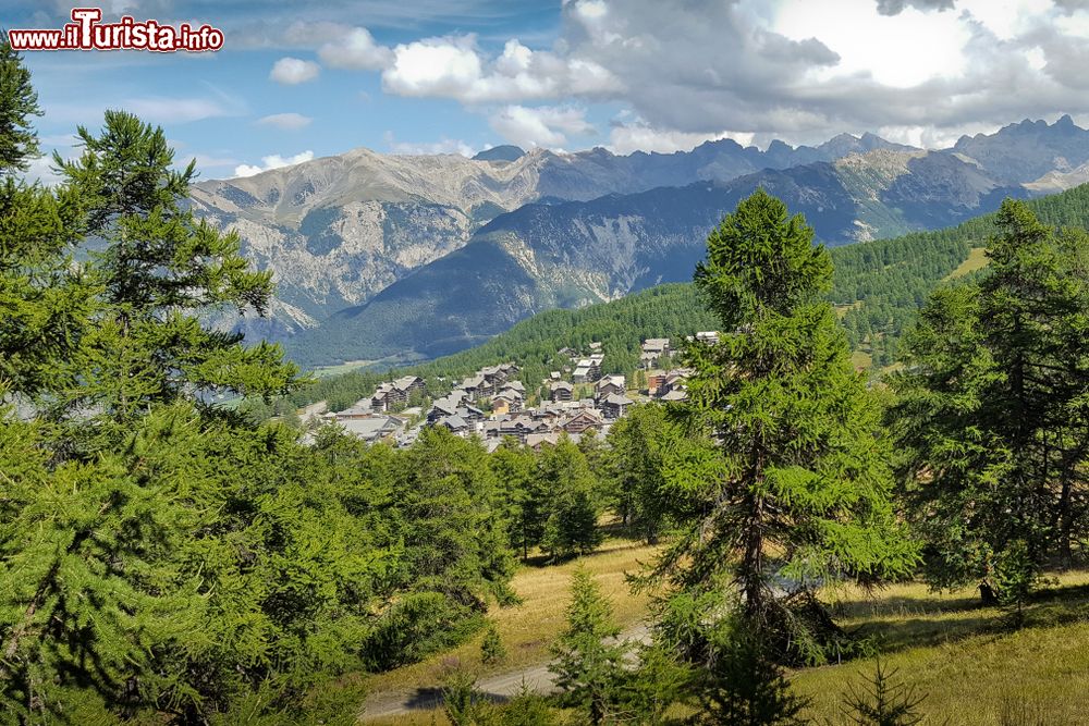 Immagine Vista panoramica del villaggio di Risoul sulle Alpi in Provenza (Francia)